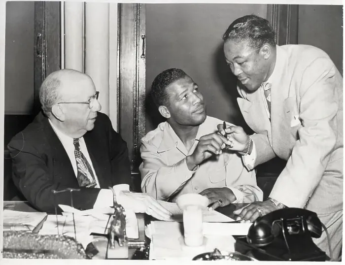 Framed Print : Ray Robinson Handing Pen to Kid Gavilan Framed Print : Ray Robinson Handing Pen to Kid Gavilan