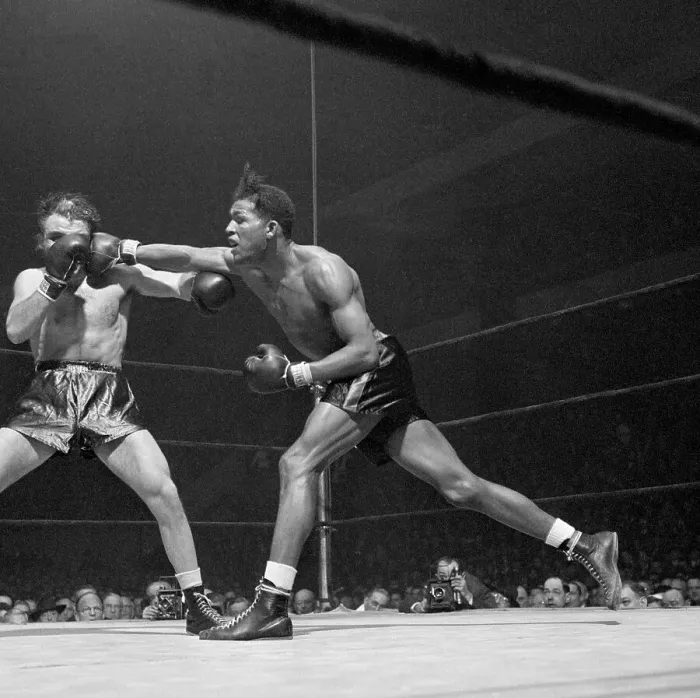 Framed Print : Ray Robinson Punching Jake Lamotta Framed Print : Ray Robinson Punching Jake Lamotta