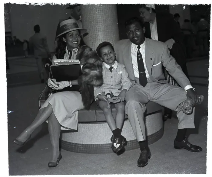 Framed Print : Ray Robinson with Wife and Son
