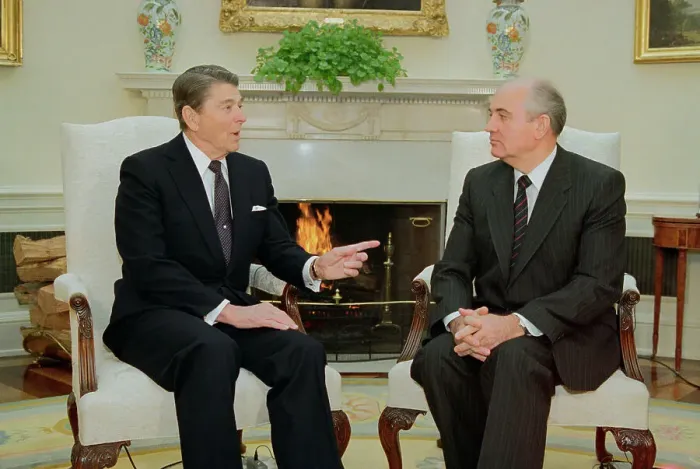 Framed Print : Reagan Speaking with Gorbachev Framed Print : Reagan Speaking with Gorbachev
