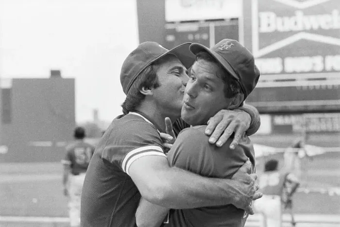 Framed Print : Reds Johnny Bench Kissing Mets Tom Seaver Framed Print : Reds Johnny Bench Kissing Mets Tom Seaver