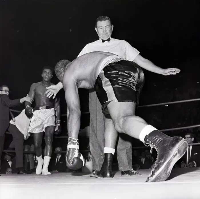 Framed Print : Referee Calling Out Archie Moore
