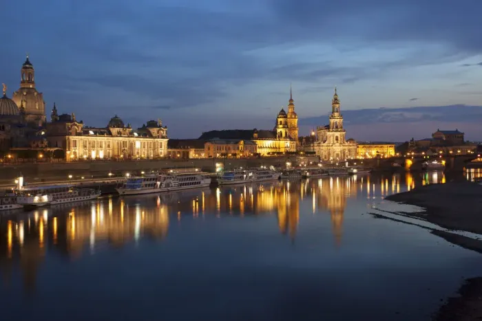 Framed Print : Reflection of the historic city centre of Dresden in the Elbe River in the evening light, Saxony, Germany, Europe Framed Print : Reflection of the historic city centre of Dresden in the Elbe River in the evening light, Saxony, Germany, Europe