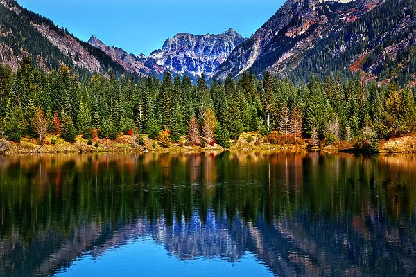 Reflection of Mt Chikamin Peak in Gold lake, Fall Snoqualmie Pass, Wenatchee National Forest Wilderness, Washington State, USA