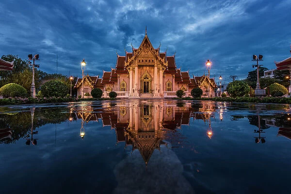 Reflection of Wat Benjamabopit