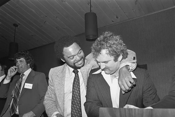 Framed Print : Reggie Jackson with Arm Around Thurman Munson Framed Print : Reggie Jackson with Arm Around Thurman Munson