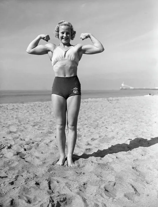 Framed Print : Relna Brewer In Full Length Muscle Pose Framed Print : Relna Brewer In Full Length Muscle Pose