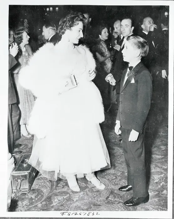 Framed Print : Renzo Rossellini Speaking to Nucci Barbieri