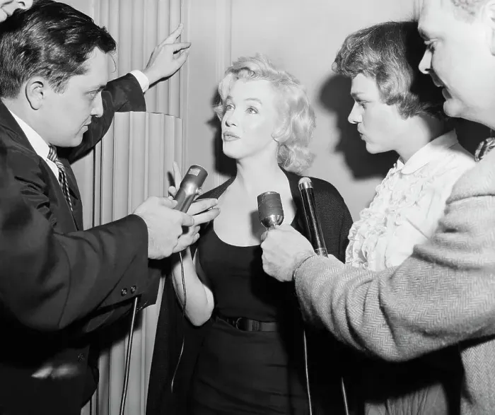 Framed Print : Reporters Interview Marilyn Monroe Framed Print : Reporters Interview Marilyn Monroe