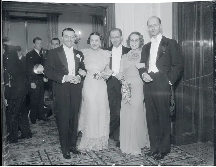 Framed Print : Richard Barthelmess and Donald Ogden Stewart with Wives Framed Print : Richard Barthelmess and Donald Ogden Stewart with Wives