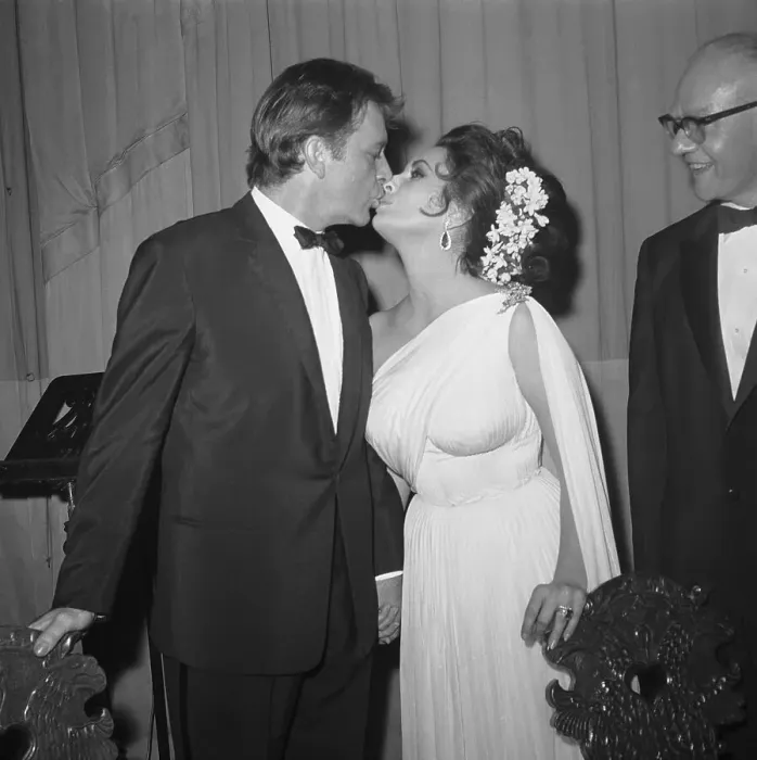 Framed Print : Richard Burton Kisses Elizabeth Taylor Framed Print : Richard Burton Kisses Elizabeth Taylor