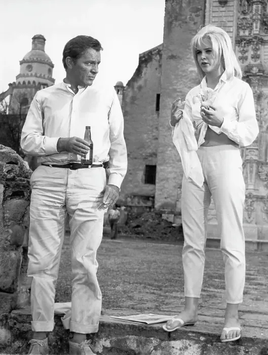 Framed Print : Richard Burton And Sue Lyon Chat On Set Framed Print : Richard Burton And Sue Lyon Chat On Set