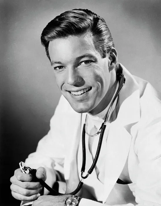  : Richard Chamberlain Poses W / Stethoscope