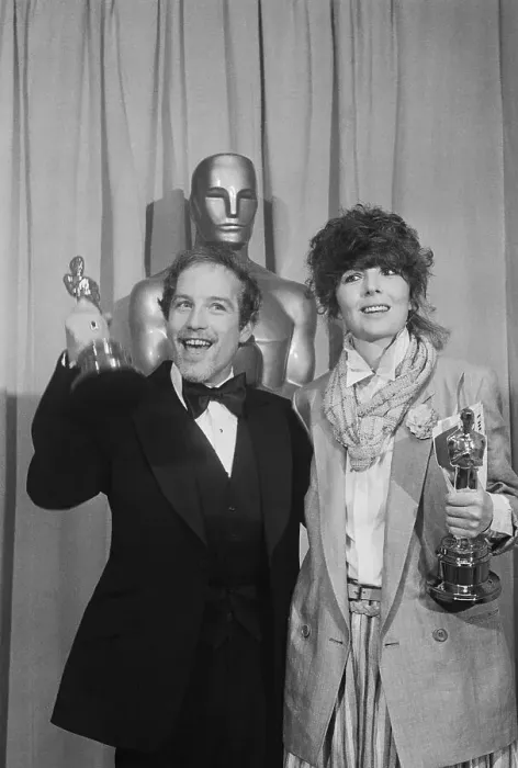Framed Print : Richard Dreyfuss and Diane Keaton Holding Oscars Framed Print : Richard Dreyfuss and Diane Keaton Holding Oscars