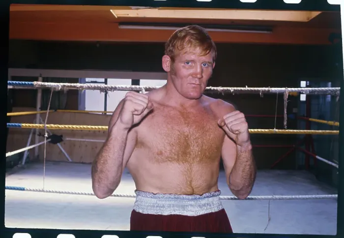 Framed Print : Richard Dunn in Boxing Stance Framed Print : Richard Dunn in Boxing Stance