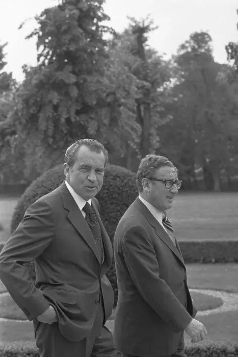 Framed Print : Richard Nixon with Henry Kissinger Framed Print : Richard Nixon with Henry Kissinger
