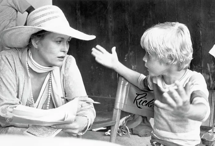 Framed Print : Ricky Schroder Talking to Faye Dunaway Framed Print : Ricky Schroder Talking to Faye Dunaway