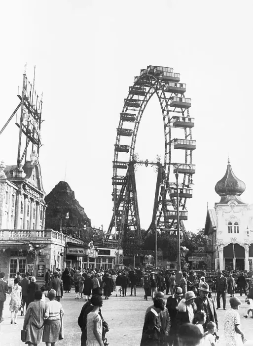 Framed Print : Riesenrad Ferris Wheel Framed Print : Riesenrad Ferris Wheel