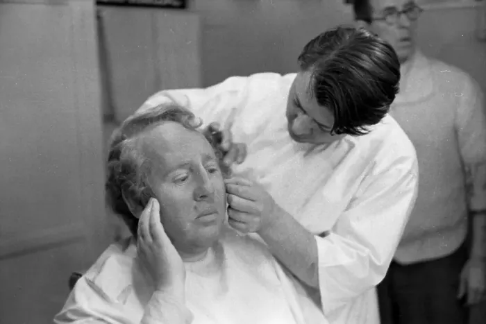 Framed Print : Right Wig. 24th December 1938: British born comic and character actor Charles Laughton 