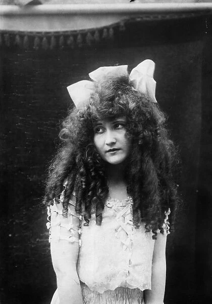 Ringlets. circa 1905: A young woman with her hair in ringlets