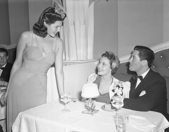 Framed Print : Rita Hayworth, Linda Darnell, and Robert Shaw Chatting Framed Print : Rita Hayworth, Linda Darnell, and Robert Shaw Chatting