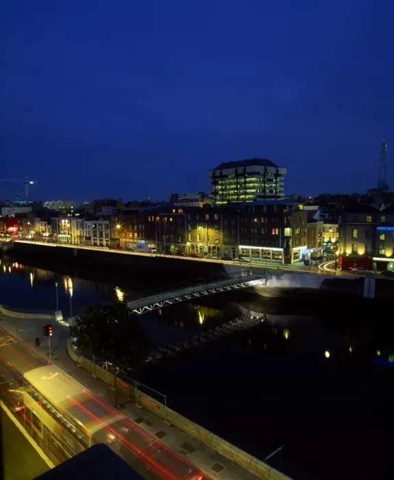 Framed Print : River Liffey, Millennium Footbridge and the Central Bank, Dublin, Ireland Framed Print : River Liffey, Millennium Footbridge and the Central Bank, Dublin, Ireland