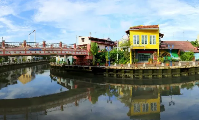 Framed Print : Along the river in the town of Melaka, Malaysia Framed Print : Along the river in the town of Melaka, Malaysia