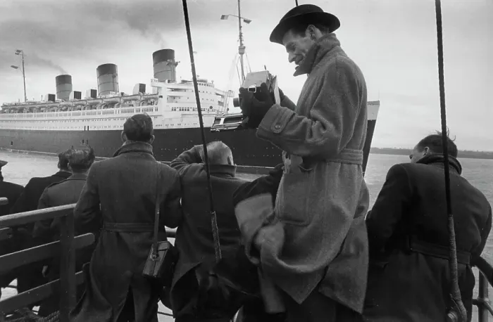 Framed Print : RMS Queen Mary Approaches Southampton Framed Print : RMS Queen Mary Approaches Southampton