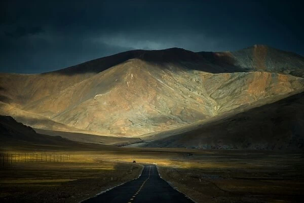 Road that pass through Tibetan plateau