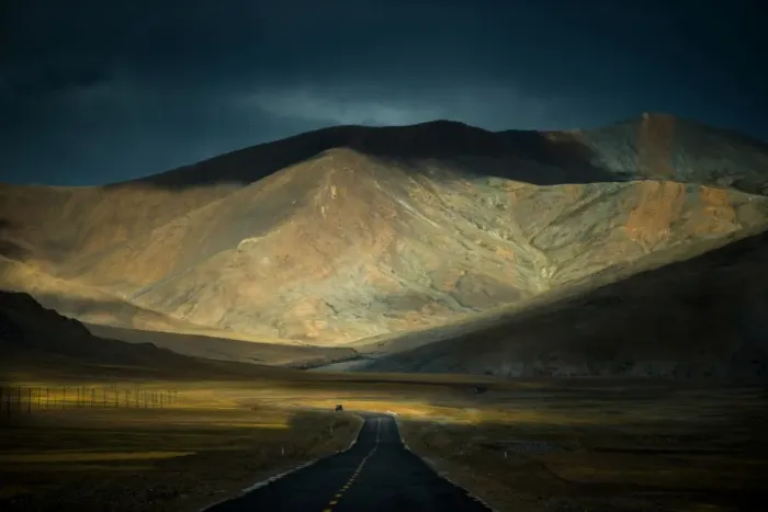 Framed Print : Road that pass through Tibetan plateau