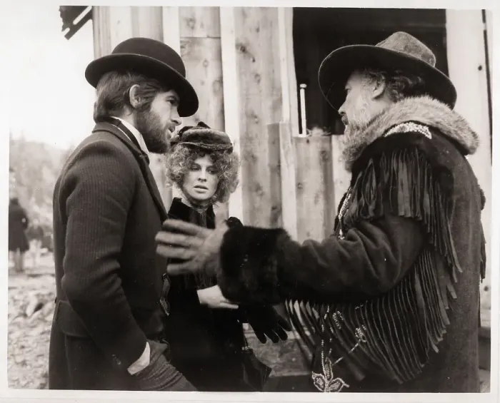 Framed Print : Robert Altman with Warren Beatty and Julie Christie Framed Print : Robert Altman with Warren Beatty and Julie Christie