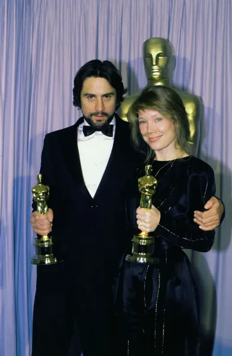 Framed Print : Robert De Niro and Sissy Spacek Holding Awards Framed Print : Robert De Niro and Sissy Spacek Holding Awards