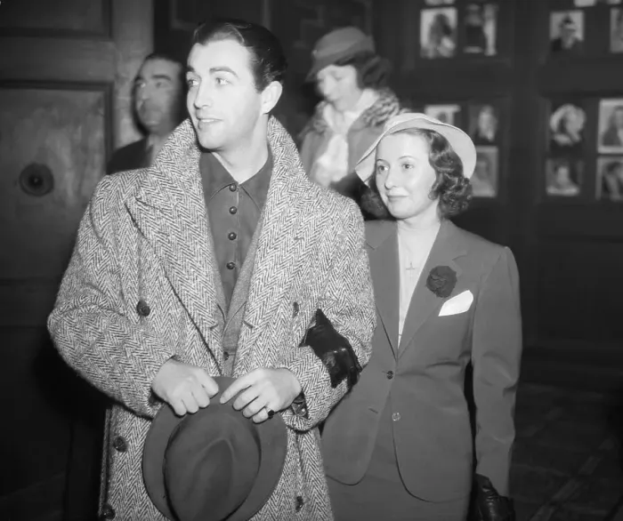 Framed Print : Robert Taylor and Barbara Stanwyck Framed Print : Robert Taylor and Barbara Stanwyck