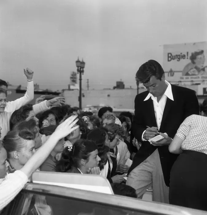 Framed Print : Robert Wagner With Fans Framed Print : Robert Wagner With Fans