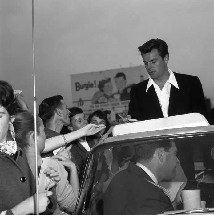 Framed Print : Robert Wagner With Fans Framed Print : Robert Wagner With Fans