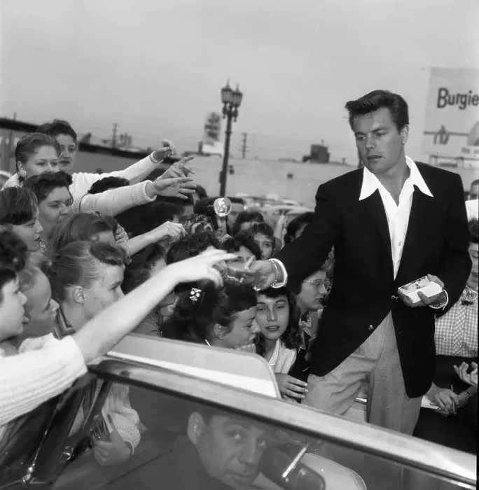 Framed Print : Robert Wagner With Fans Framed Print : Robert Wagner With Fans