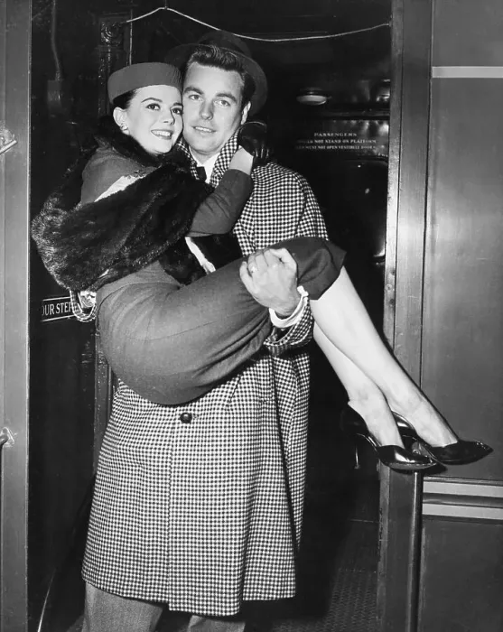 Framed Print : Robert Wagner Holding Natalie Wood in His Arms Framed Print : Robert Wagner Holding Natalie Wood in His Arms