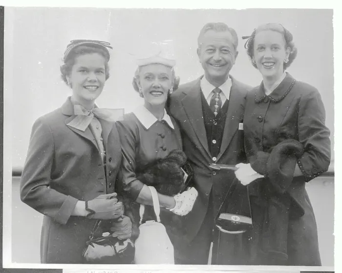 Framed Print : Robert Young with Family Framed Print : Robert Young with Family