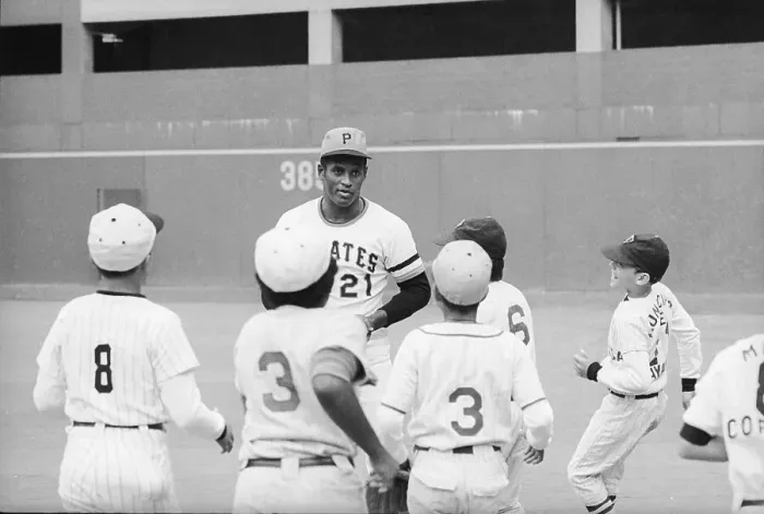 Framed Print : Roberto Clemente Framed Print : Roberto Clemente