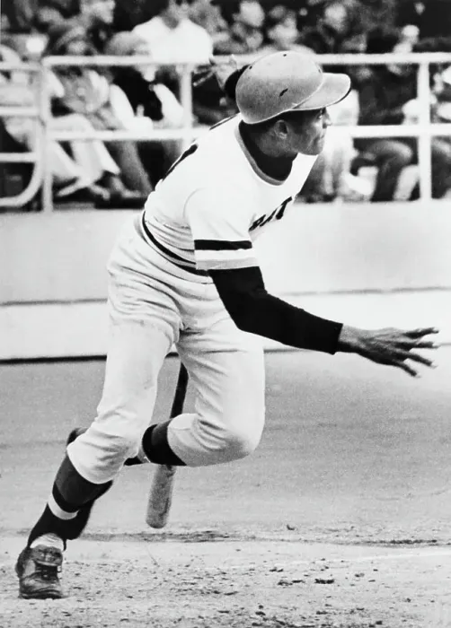 Framed Print : Roberto Clemente About to Run to Base