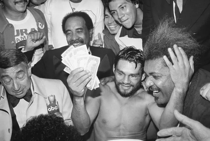 Framed Print : Roberto Duran Holding $2, 000 Bonus Framed Print : Roberto Duran Holding $2, 000 Bonus