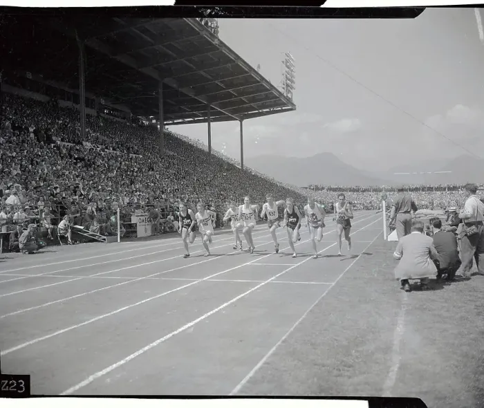 Framed Print : Roger Bannister at Begining of Race Framed Print : Roger Bannister at Begining of Race