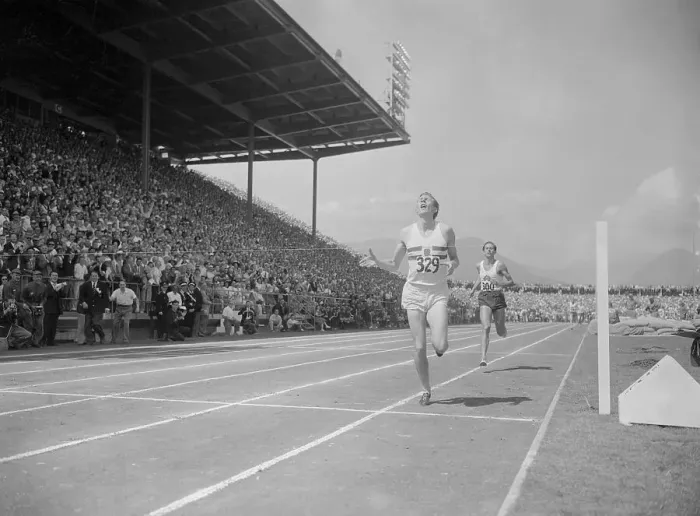 Framed Print : Roger Bannister Winning Race Framed Print : Roger Bannister Winning Race