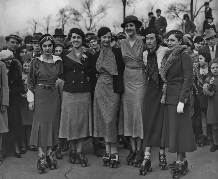 Framed Print : Roller Skating Women Framed Print : Roller Skating Women
