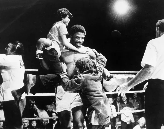 Framed Print : Ron Lyle. Heavyweight contender, Ron Lyle, supports two of his young well-wishers Framed Print : Ron Lyle. Heavyweight contender, Ron Lyle, supports two of his young well-wishers
