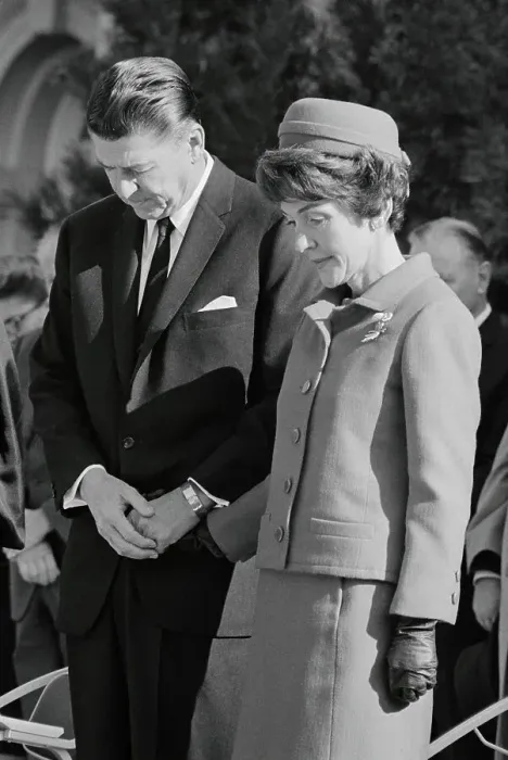 Framed Print : Ronald and Nancy Reagan Bowing Their Heads Framed Print : Ronald and Nancy Reagan Bowing Their Heads