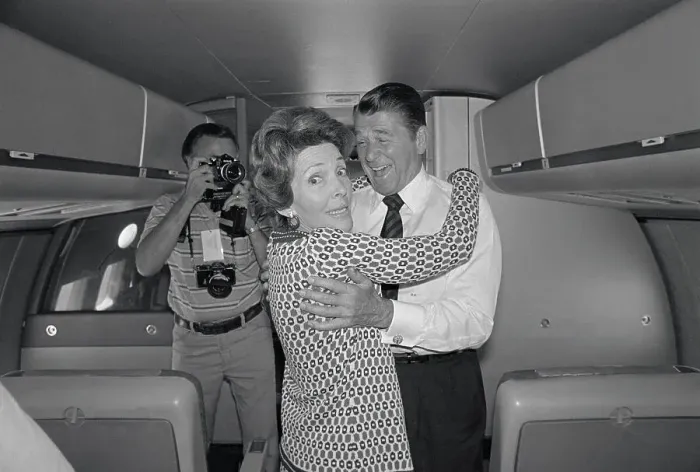 Framed Print : Ronald and Nancy Reagan Embracing Framed Print : Ronald and Nancy Reagan Embracing