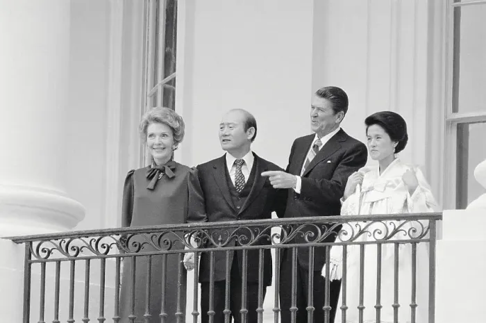 Framed Print : Ronald and Nancy Reagan with Korean Guests Framed Print : Ronald and Nancy Reagan with Korean Guests