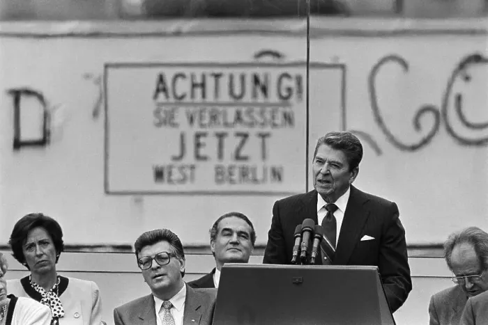 Framed Print : Ronald Reagan at the Berlin Wall Framed Print : Ronald Reagan at the Berlin Wall