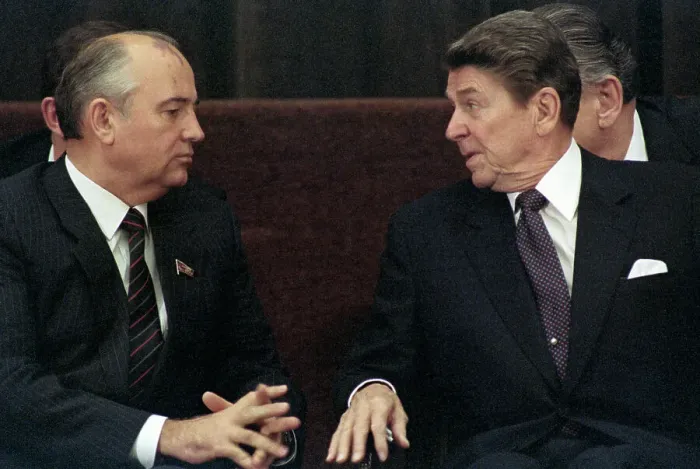 Framed Print : Ronald Reagan with Gorbachev Mikhail Framed Print : Ronald Reagan with Gorbachev Mikhail